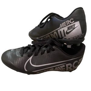 Nike Soccer cleats, boy’s size 5.5Y. Great condition!!